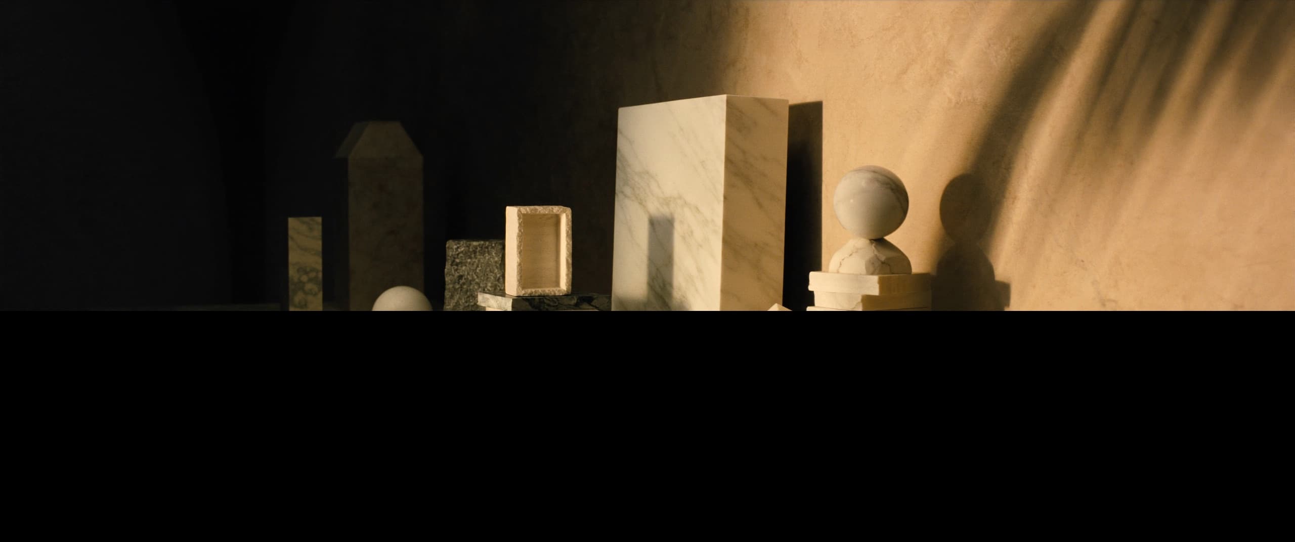 Marbre, travertin et bronze sous une lumière dorée, ombres de palmes