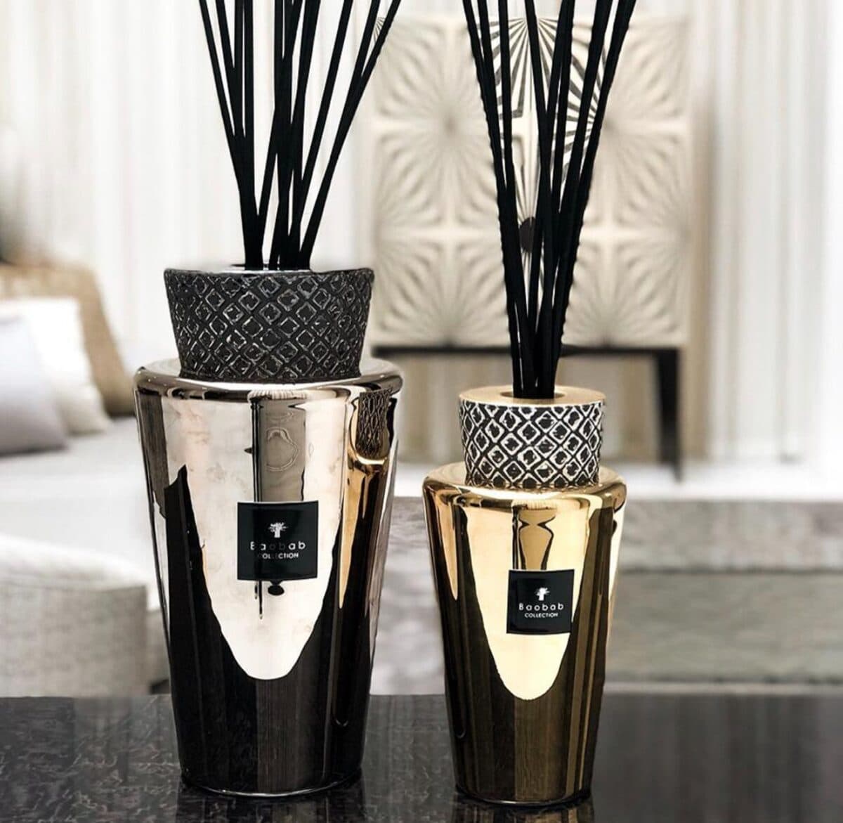 Diffuseurs Totem Baobab Collection dorés et noirs présentés à la boutique