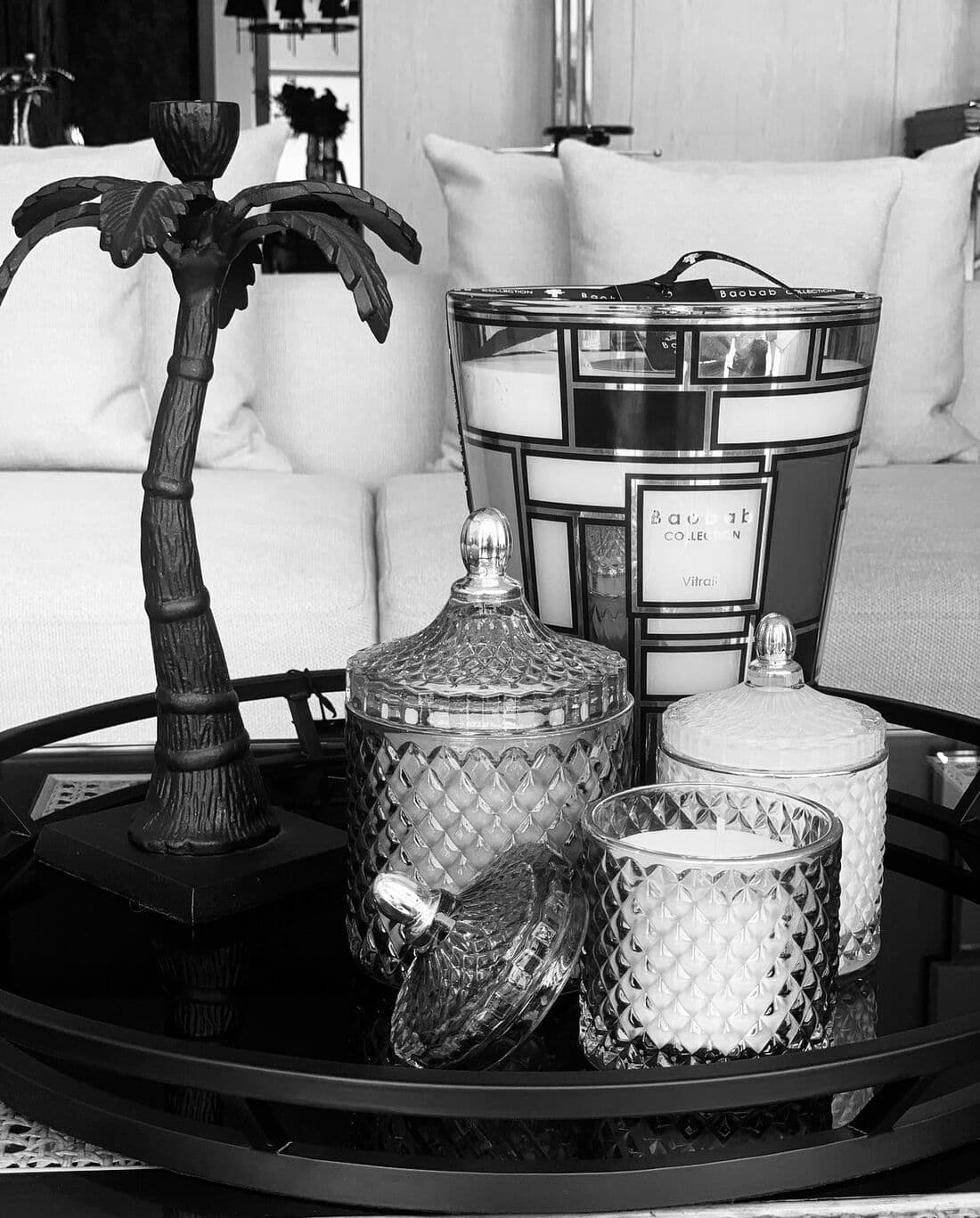 Bougies et photophores Baobab Collection réunis sur un plateau laqué