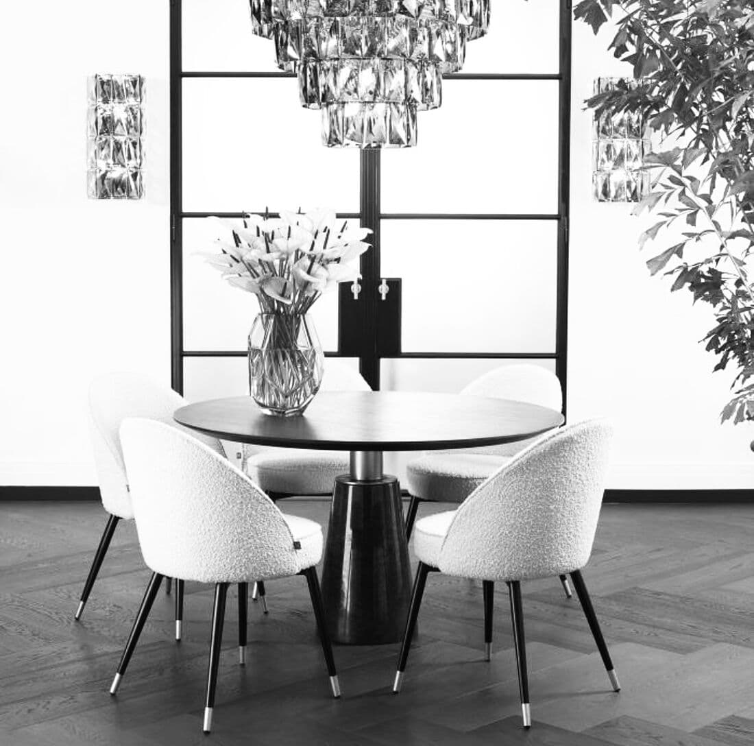 Salle à manger : chaises en bouclé, table ronde et lustre en cristal