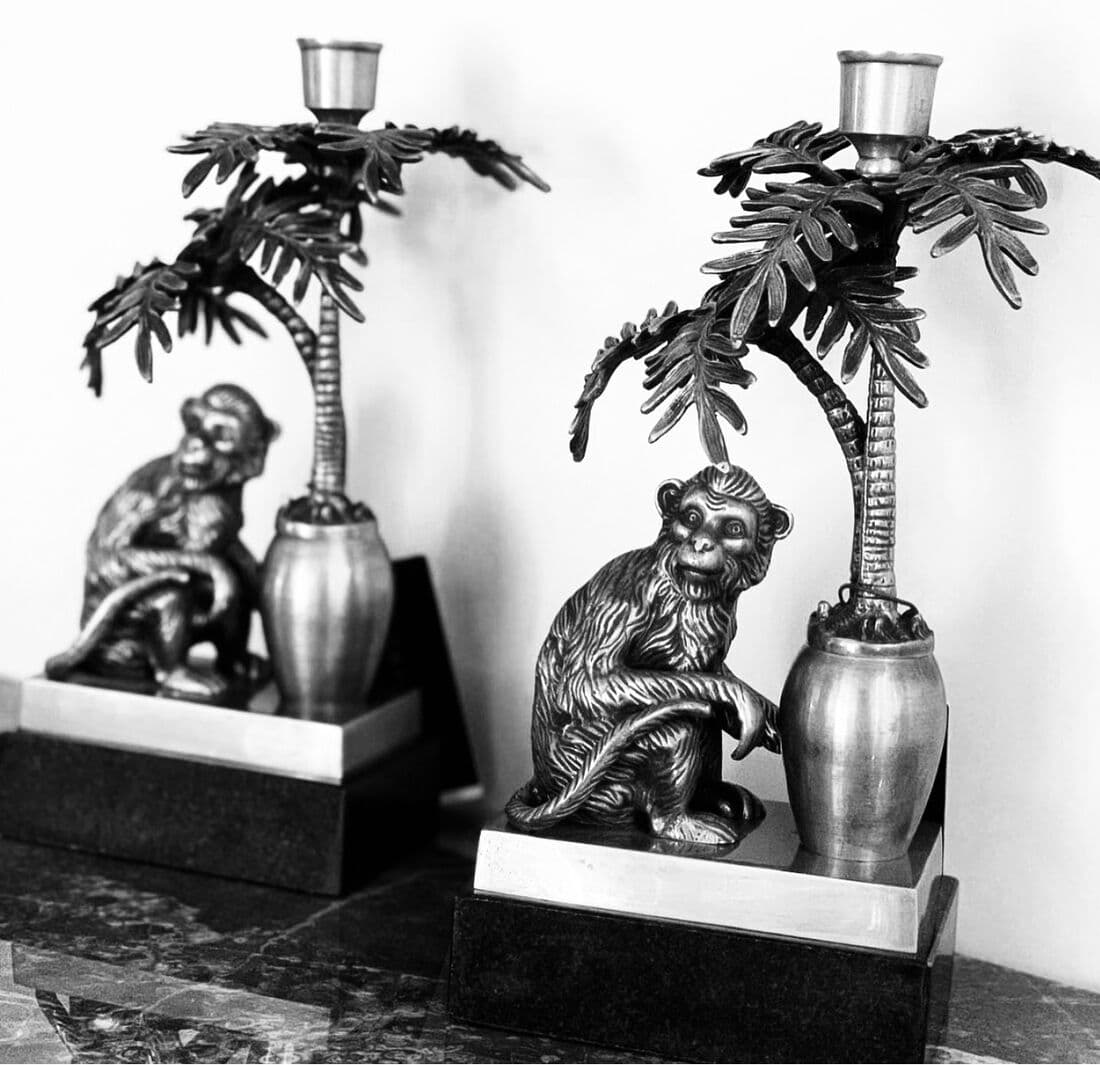 Paire de bougeoirs palmiers en laiton sur console
